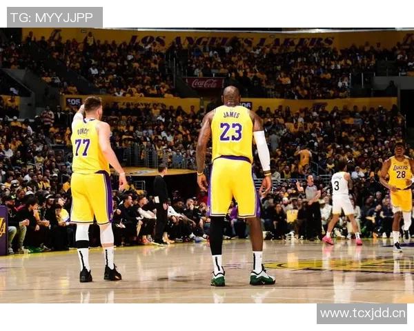 老詹开心点赞东契奇罚球失手未能达成50分替补席队友乐开怀 老詹开心点赞东契奇罚球失手未能达成50分替补席队友乐开怀