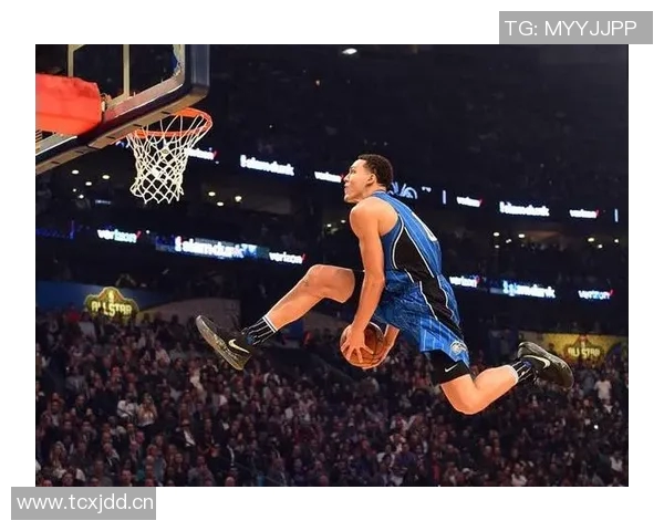 他以2米36的惊人高度轻松扣篮创下美国大学篮球历史新纪录