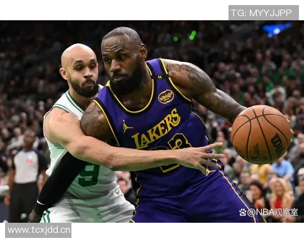 亚当斯边叫疼边偷瞄镜头ESPN配詹姆斯搞笑表情引发热议