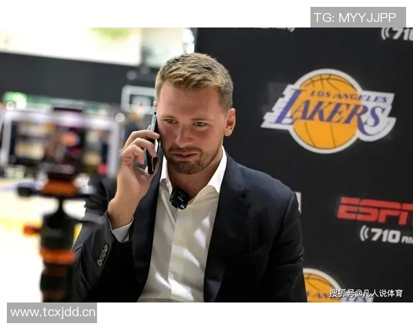 东契奇后撤步三分绝杀庆祝时刻与老队友小乔丹击掌共庆辉煌