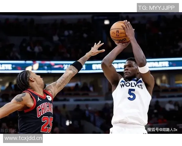 爱德华兹精准传球助攻戈贝尔轻松扣篮破包夹防守 爱德华兹精准传球助攻戈贝尔轻松扣篮破包夹防守